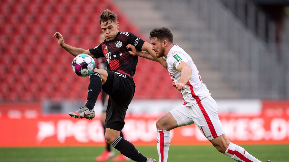 PAP/EPA / Marius Becker  / Na zdjęciu: Salih Ozcan (z prawej) oraz Joshua Kimmich