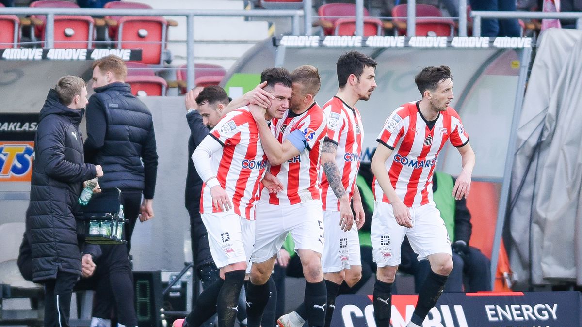 Newspix / MARCIN PIRGA / CYFRASPORT / Na zdjęciu: piłkarze Cracovii