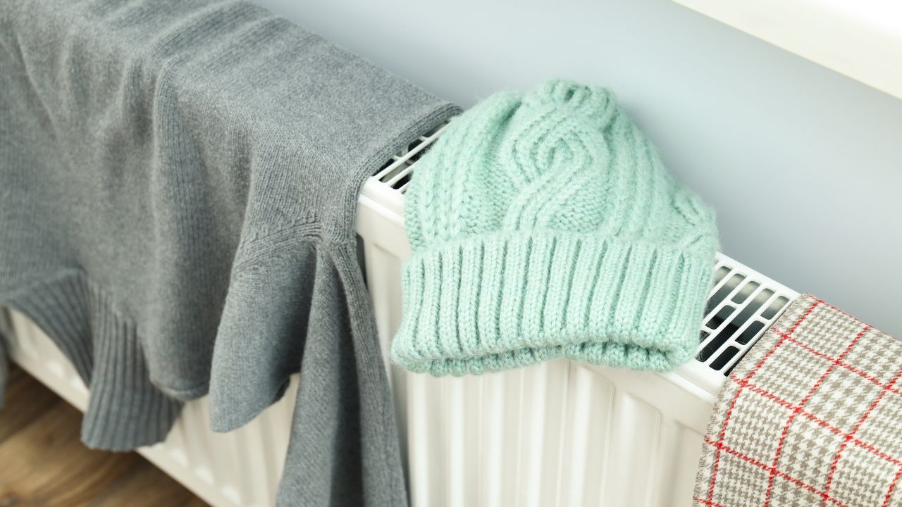 Zimą suszysz pranie w mieszkaniu? Eksperci wyliczają złote zasady