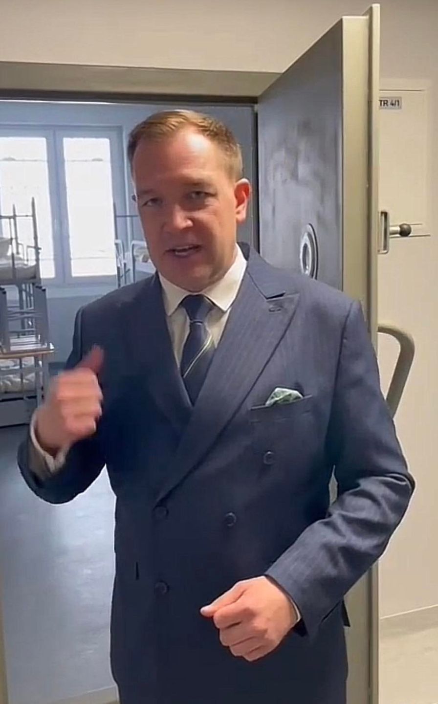 Piotr Cieplucha pokazuje cele dla youtuberów