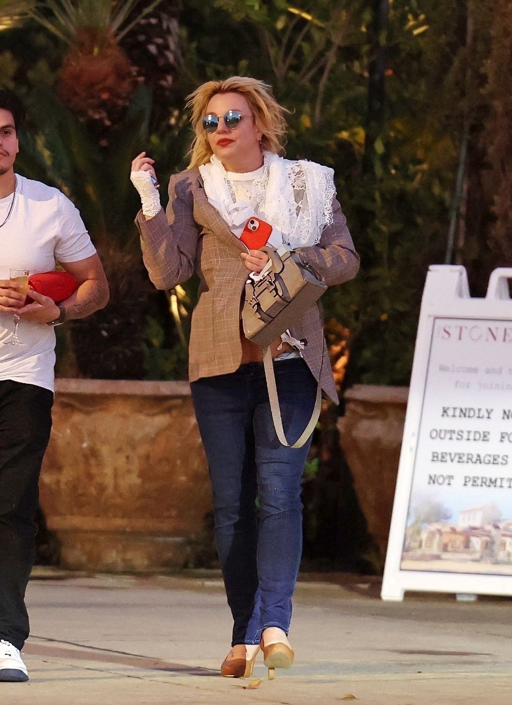 *PREMIUM-EXCLUSIVE* Britney Spears looks unrecognizable as she leaves a Spa and Winery near her home in Westlake Village **WEB EMBARGO UNTIL 7:30 PM ET on November 20, 2025**
NORTH-SUNSET / BACKGRID / Backgrid USA / Forum
Britney Spears, unrecognizable, Westlake Village, grey Mercedes, drink, champagne glass, champagne flute, Spa, Winery, Stonehaus Winery & Bar, Spa Relais, lighter, Beats bluetooh speaker, courtney love, mirrored sunglasses