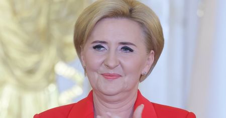 Włożyła marynarkę w kratkę vichy. Ideał na lato