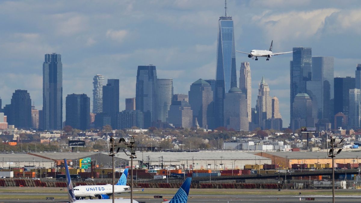 Archiwum zagraniczne East News 2025-11
The New York City skyline is seen behind a plane approaching Newark International Airport in Newark, N.J., Thursday, Nov. 6, 2025. (AP Photo/Seth Wenig)
Seth Wenig