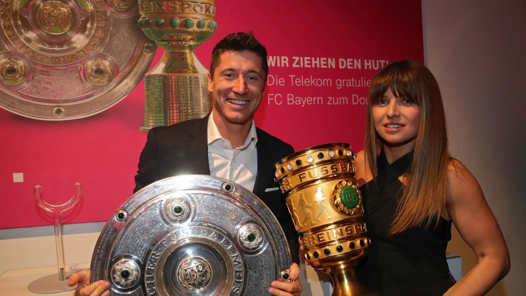 Robert Lewandowski z paterą za mistrzostwo Niemiec i Anna Lewandowska z Pucharem Niemiec