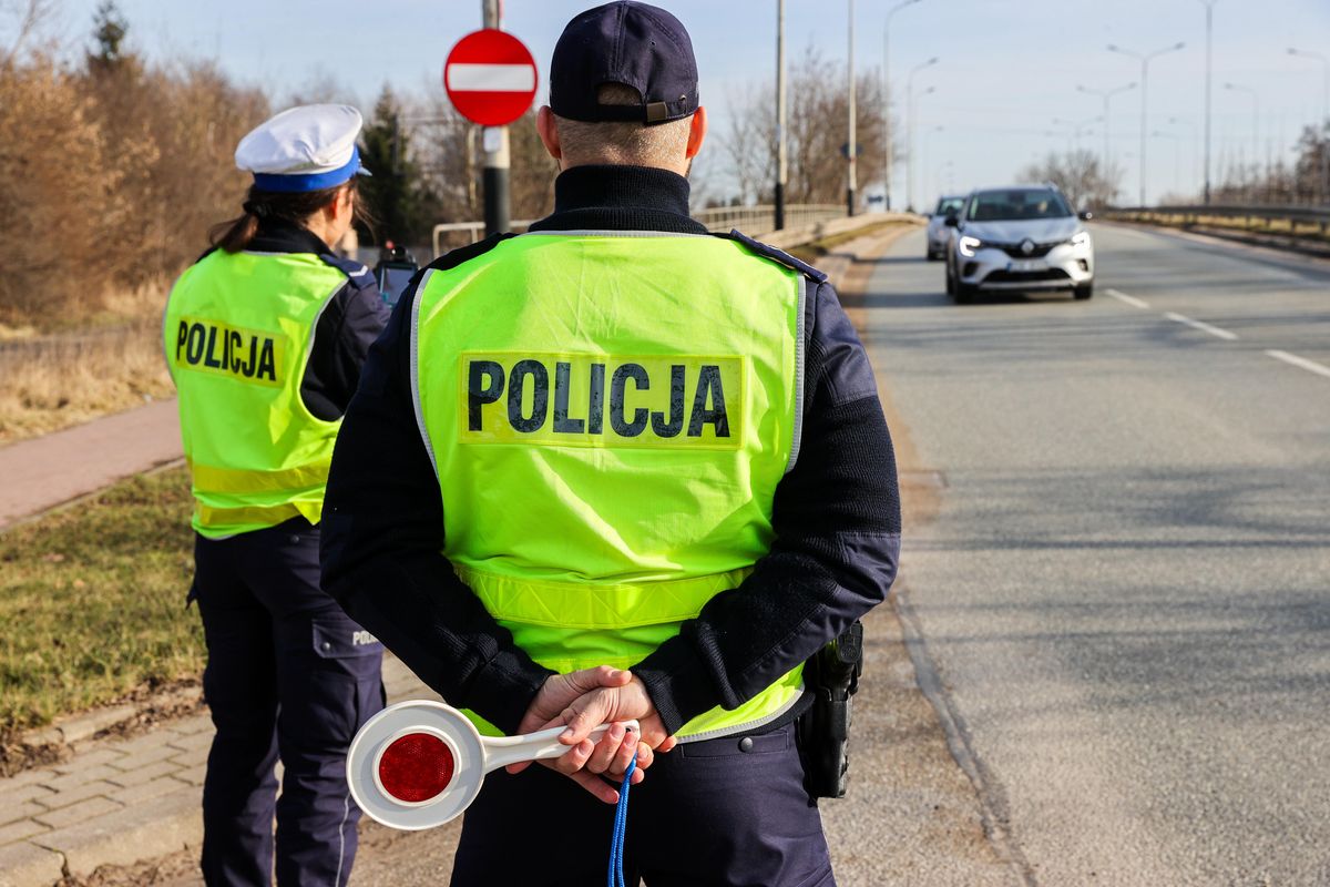 Policjanci z Piaseczna zatrzymali nietrzeźwego kierowcę. 31-latek stracił prawo jazdy i samochód. Zdjęcie ilustracyjne