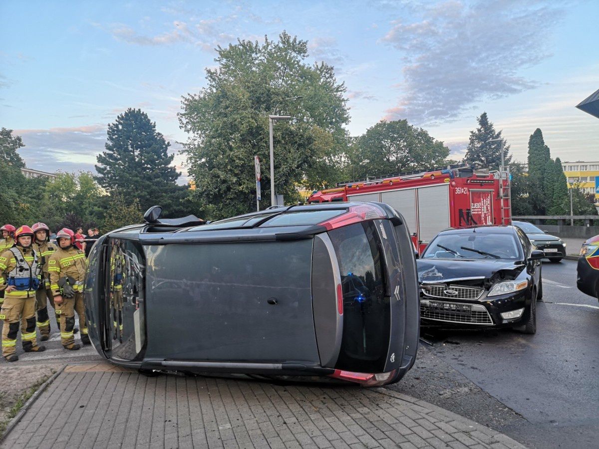Konin: Zderzenie dwóch aut. Jedno przewróciło się na bok