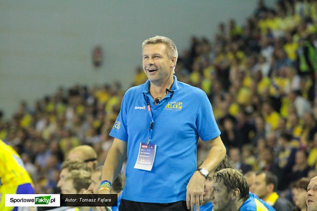 - Piłka ręczna to prosta gra, trzeba kryć szczelnie i rzucać celnie - mówi przed meczem z Dunkierką Bogdan Wenta i wyraża nadzieję, że jego zespół zagra skuteczniej niż w poprzednich meczach.