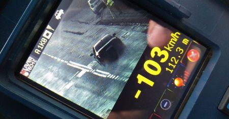 Jechał 103 km/h przy "zebrze". Potem... zatrąbił na policjantów