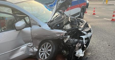 Wypadek pod Warszawą. Dwie osoby w szpitalu