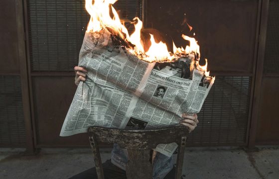 "Siódme: nie kradnij newsa". Dlaczego w Polsce niektóre media mają z tym problem?" [FELIETON]