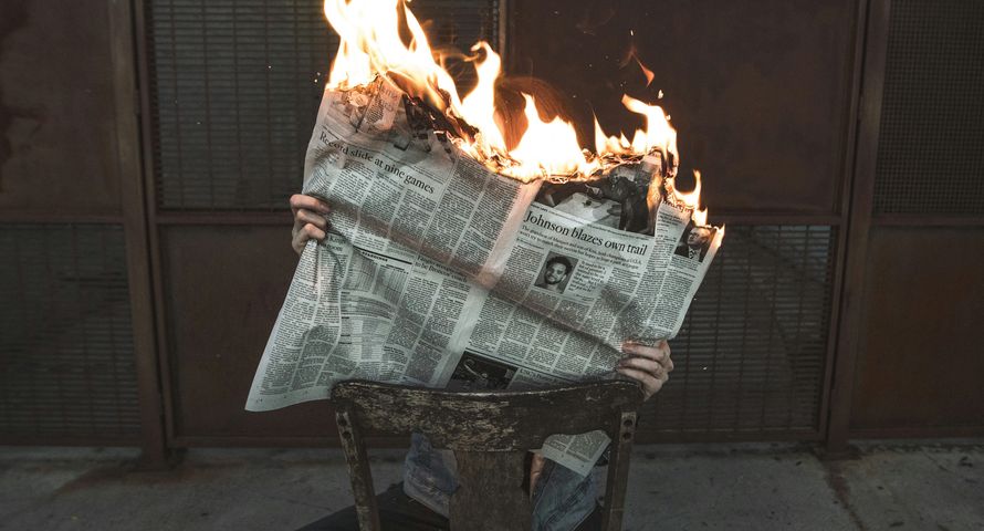 "Siódme: nie kradnij newsa". Dlaczego w Polsce niektóre media mają z tym problem?" [FELIETON]