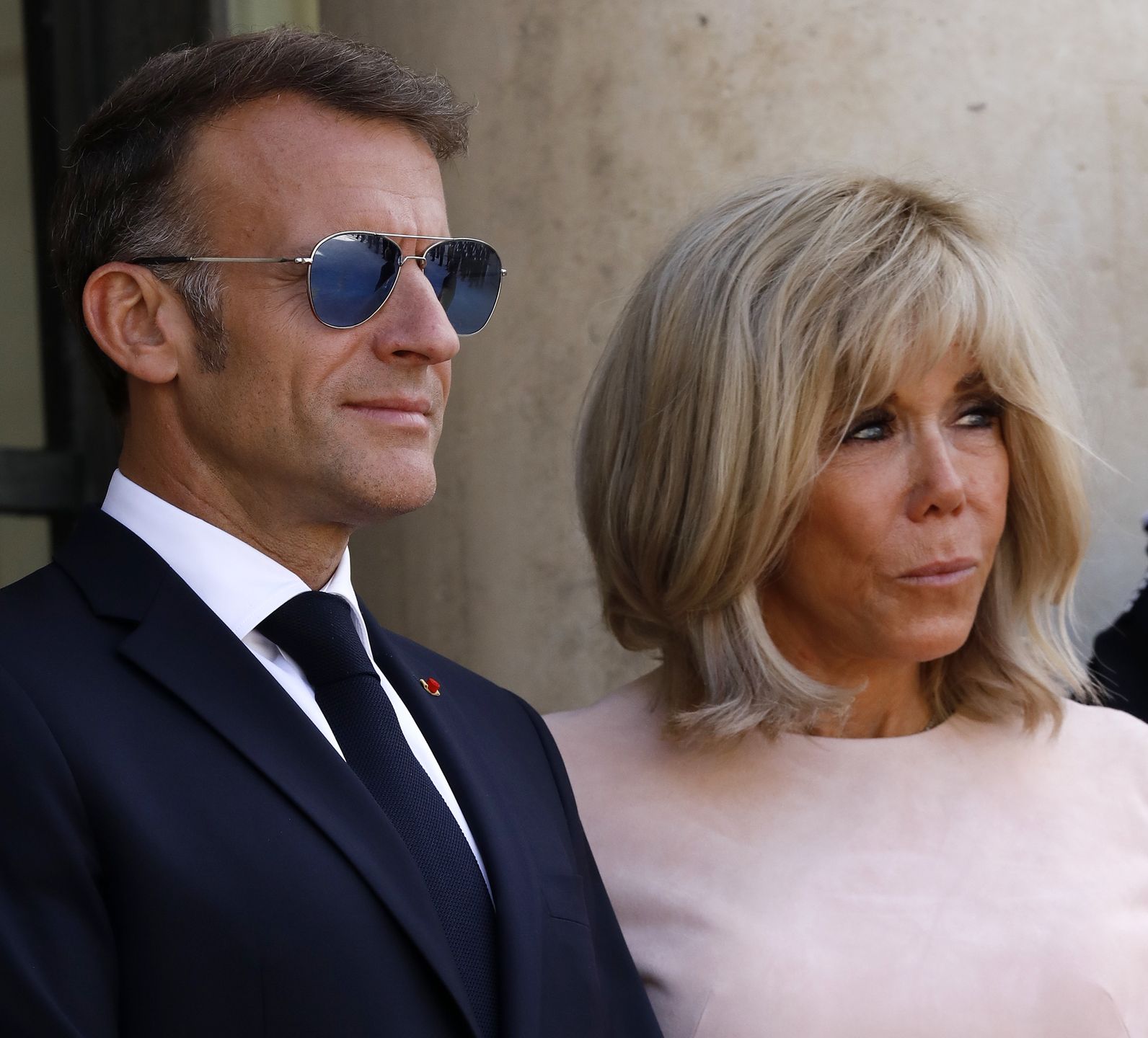 Emmanuel i Brigitte Macronowie witają króla Tajlandii z żoną
