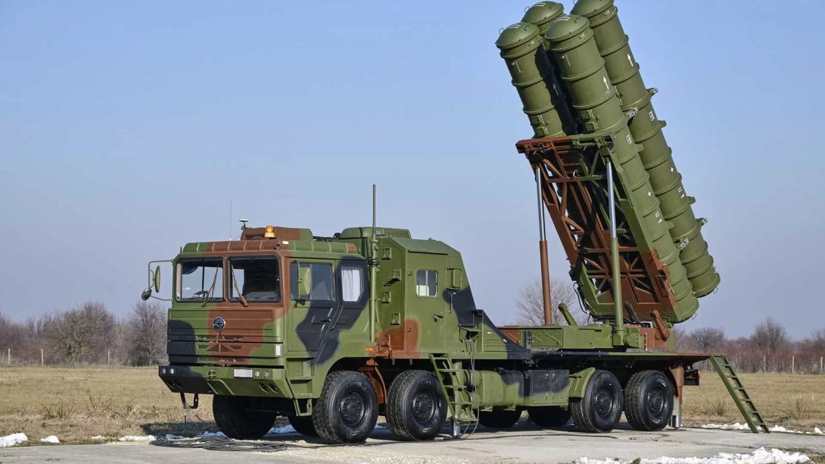 Wyrzutnia rakiet systemu FK-3 posadowiono na podwoziu ciężarówki