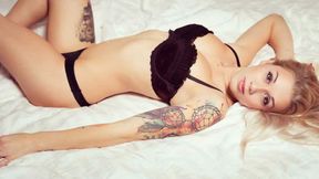 Włosi oszaleli na punkcie tej seksownej WAG. Lubi tatuaże i rozbierane zdjęcia