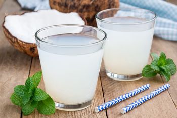 Jest hitem w upalne lato, bo nawadnia lepiej niż woda. U niektórych może zaburzać rytm serca