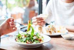 Opłata za talerze. Restaurator: zamawiają obiad i siedzą 2 godziny