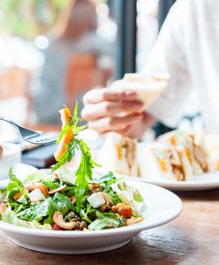 Opłata za talerze. Restaurator: zamawiają obiad i siedzą 2 godziny