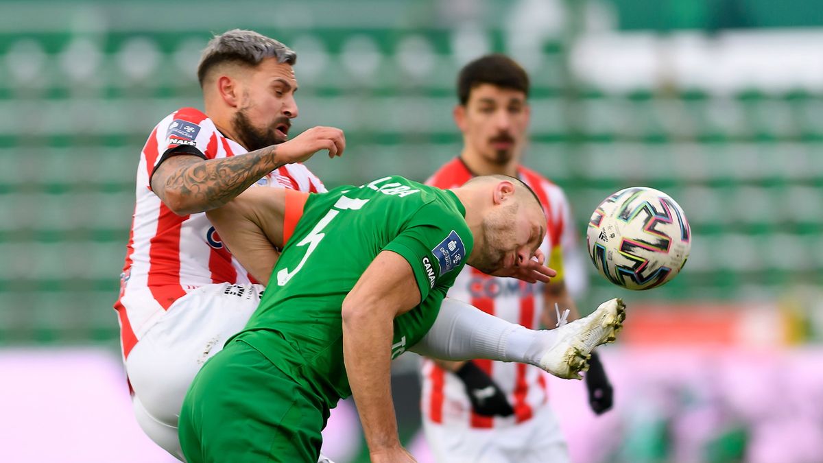 piłkarz Warty Poznań Bartosz Kieliba (przód) i Marcos Alvarez (tył) z Cracovii podczas meczu Ekstraklasy