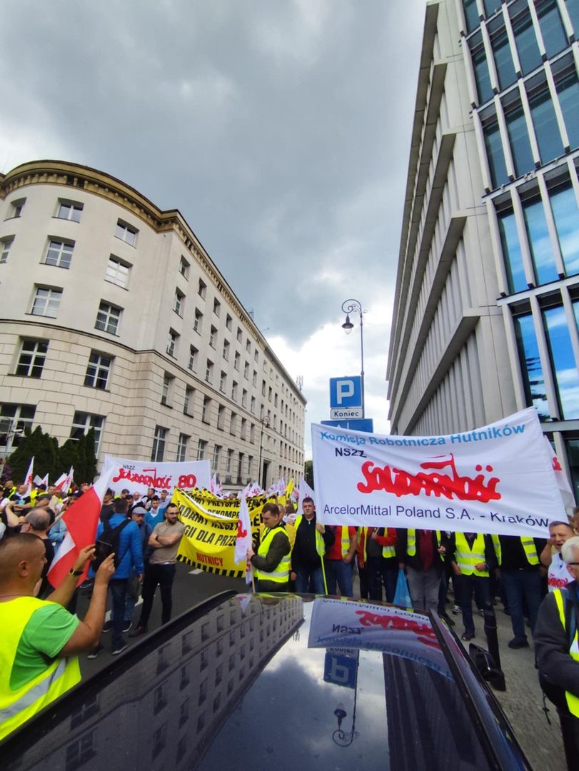 Wielka demonstracja hutnicza rozpoczęła się w środę (21 maja) o godz. 12 przed siedzibą Sejmu w Warszawie