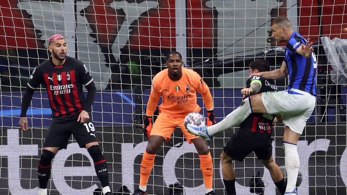Edin Dzeko strzela gola w meczu Milan-Inter