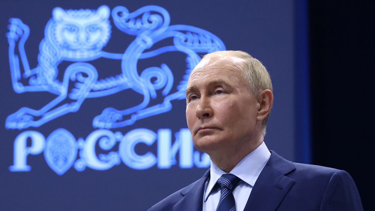 Russian President Putin visits Exhibition of Achievements of National Economy in Moscow
epa11466810 Russian President Vladimir Putin attends a meeting with staff members of the Russia Expo international exhibition and forum during a visit to the Exhibition of Achievements of National Economy (VDNKh) in Moscow, Russia, 08 July 2024.  EPA/ARTYOM GEODAKYAN/SPUTNIK/KREMLIN / POOL MANDATORY CREDIT 
Dostawca: PAP/EPA.
ARTYOM GEODAKYAN/SPUTNIK/KREMLIN / POOL