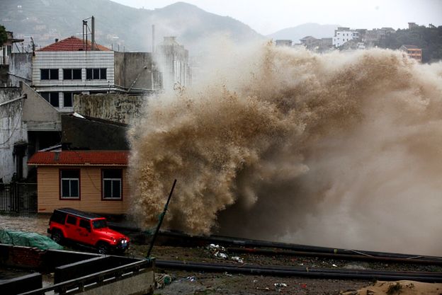 Tajfun wymusił ewakuację 1,1 mln ludzi i odwołanie kilkuset lotów w Chinach