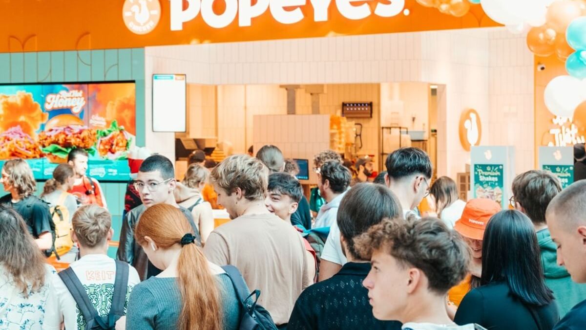 Klienci w kolejce do restauracji Popeyes