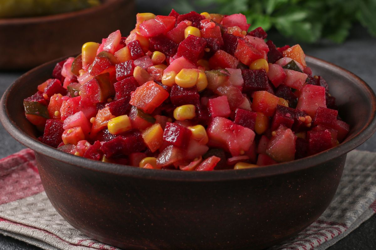 Buraki i kukurydza z dodatkami. Sałatkowy pewniak, który pierwszy znika ze świątecznego stołu