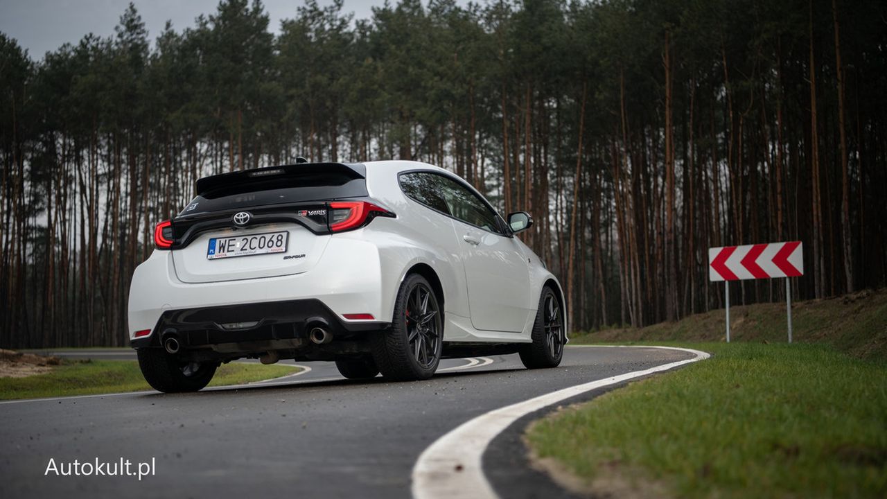 Toyota GR Yaris przegoniona po Nürburgringu. Była niemal tak szybka, jak BMW M5 z V10