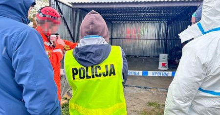 Zabetonowali Krzysztofa. Z domu dochodziło przeraźliwe ujadanie