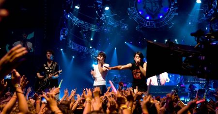 "Zostałam stratowana przez fanki Jonas Brothers!"
