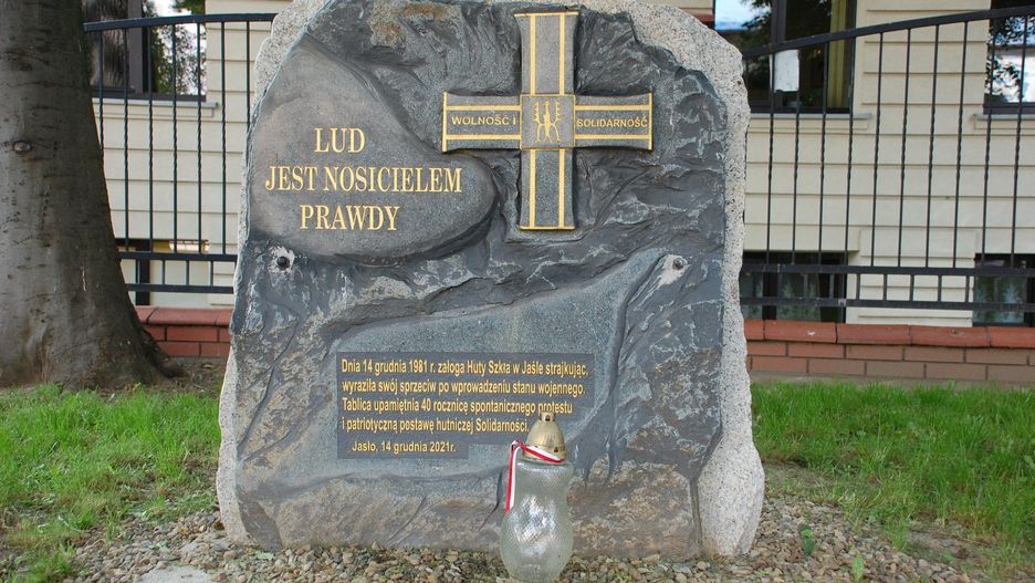 Obelisk upamiętniający strajk pracowników Huty Szkła w Jaśle