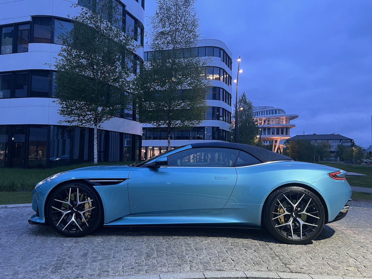 Aston Martin DB12 Volante