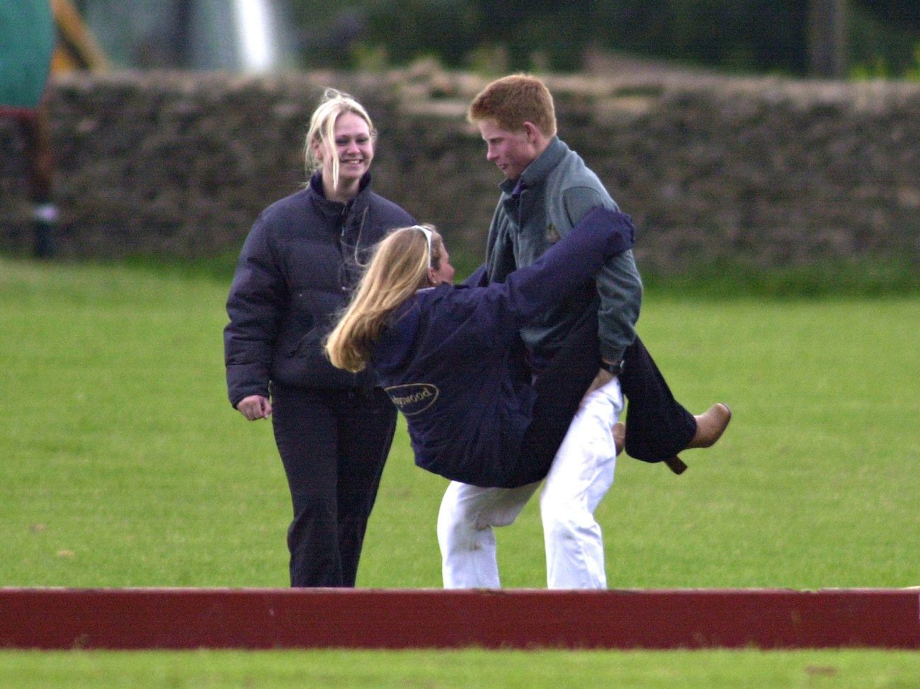 Harry z Sashą i przyjaciółkami w 2001 roku. Widać chemię?