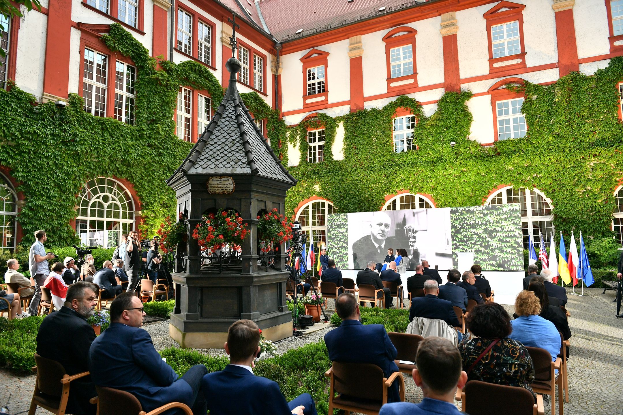 W piątek we Wrocławiu odbyła się gala, w trakcie której wręczono Nagrodę Jana Nowaka-Jeziorańskiego. W tym roku tym prestiżowym wyróżnieniem wynagrodzone zostały Swietłana Cichanouska, Maryja Kalesnikawa i Wołha Kawalkowa. Od kilku miesięcy walczą one o demokrację na Białorusi.