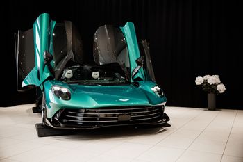 Aston Martin ograniczył straty, ale dług wciąż rośnie