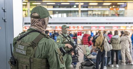 Incydent na lotnisku w Warszawie. Pasażerka z napisem "bomba" na czole