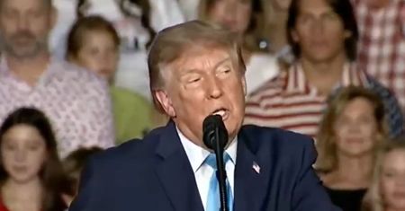 Burza po słowach Trumpa. Mówi o zniszczeniu miast. "Niewielka cena"