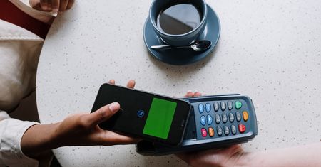 Płacisz smartfonem? Liczba ataków rośnie w zatrważającym tempie