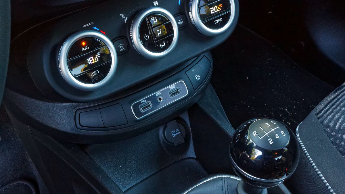 Przed zakończeniem podróży należy podnieść temperaturę w kabinie lub wyłączyć klimatyzację, by opuszczenie kabiny nie było szokiem termicznym dla organizmu.