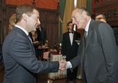 Miedwiediew wręczył Chiracowi Nagrodę Państwową Rosji