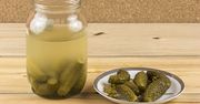 Jakie właściwości ma woda z kiszonych ogórków? Wielu nie wie, że to prawdziwa bomba witaminowa