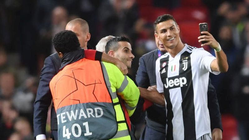 Cristiano Ronaldo z kibicem, który wbiegł na boisko w meczu Man Utd - Juventus