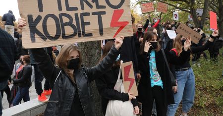 Strajk kobiet. Co oznaczają symbole towarzyszące protestom?
