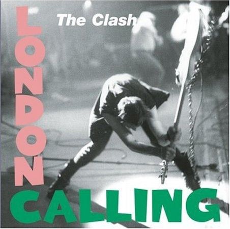 8 The Clash: London Calling (1979). Zdjęcie nie podobało się fotografowi Penniemu Smithowi z powodu ziarna, ale zespół nalegał, żeby właśnie ono było na okładce ich albumu. Na fotografii widać Paula Simonona, basistę zespołu, chwilę przed roztrzaskaniem gitary o scenę. Okładka nawiązuje do zdjęcia z pierwszego albumu Elvisa: ta sama typografia, na zdjęciu człowiek i gitara, czerń i biel, ale zupełnie inna energia.