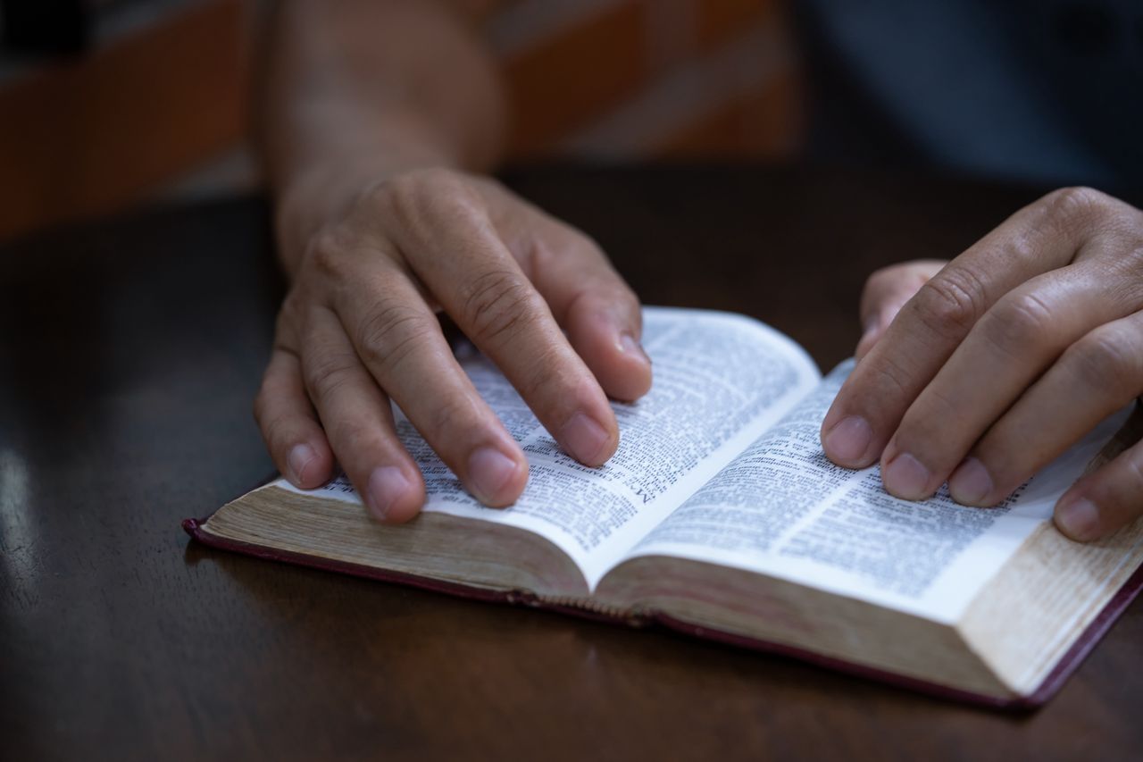 "Drastyczne". Ocenzurowali Biblię, Kościół oburzony