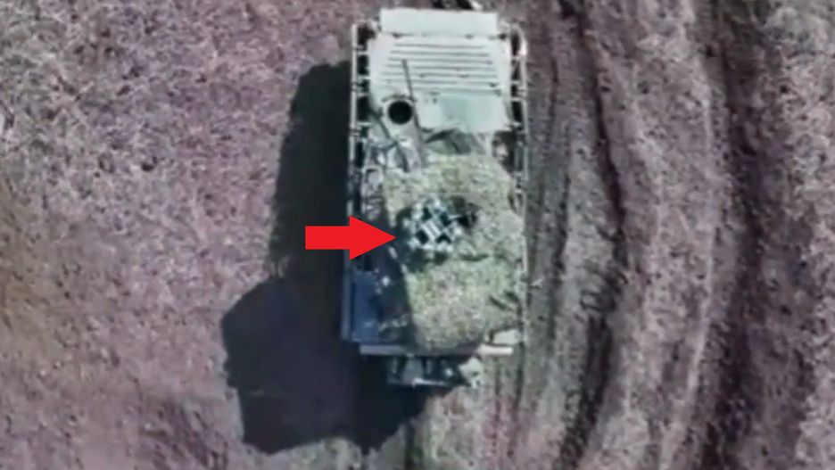 Rosyjski BMP-2 wraz z daszkiem ze złomu i zagłuszarką antydronową. 