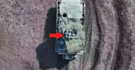 Wygląda jak śmietnik. Ten dodatek na BMP-2 ma zapewnić ochronę przed dronami