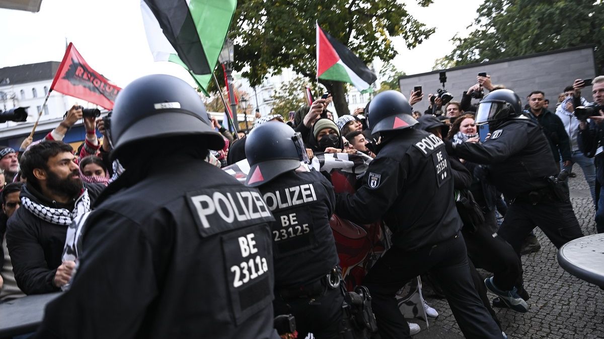 Starcie policji z Palestyńczykami ws. izraelskich ataków na Strefę Gazy w dzielnicy Neukolln.