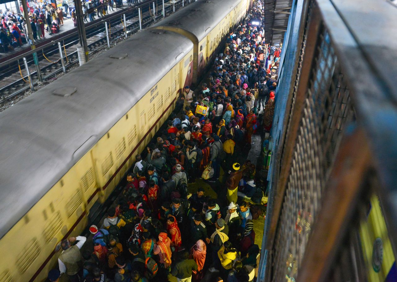 New Delhi. 18 osób zginęło, a wiele zostało rannych w wydarzeniach, do jakich doszło n dworcu, podczas podróży tłumów na hinduistyczne święto religijne w Prajagradź